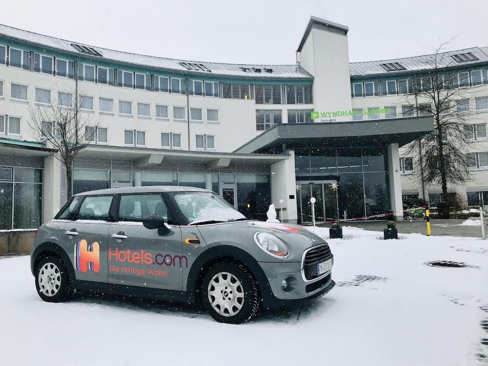 Ramada By Wyndham Dresden Hotel Exterior photo