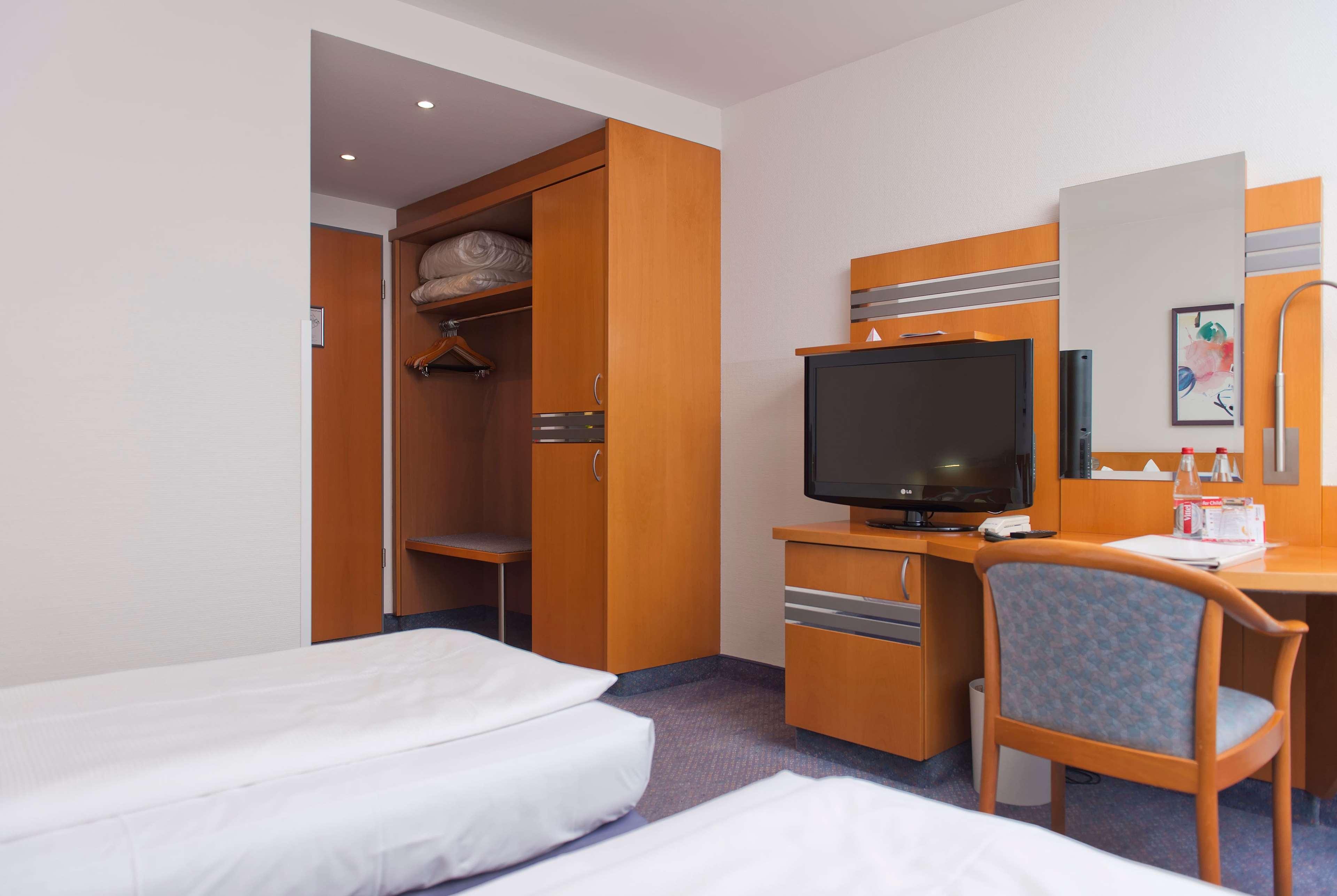 Ramada By Wyndham Dresden Hotel Exterior photo