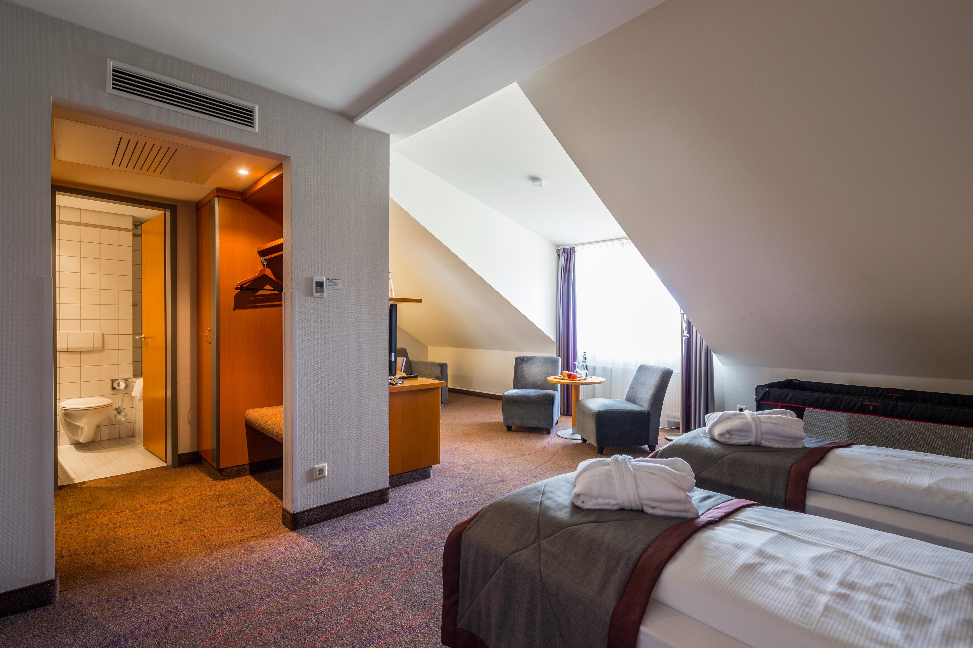 Ramada By Wyndham Dresden Hotel Exterior photo