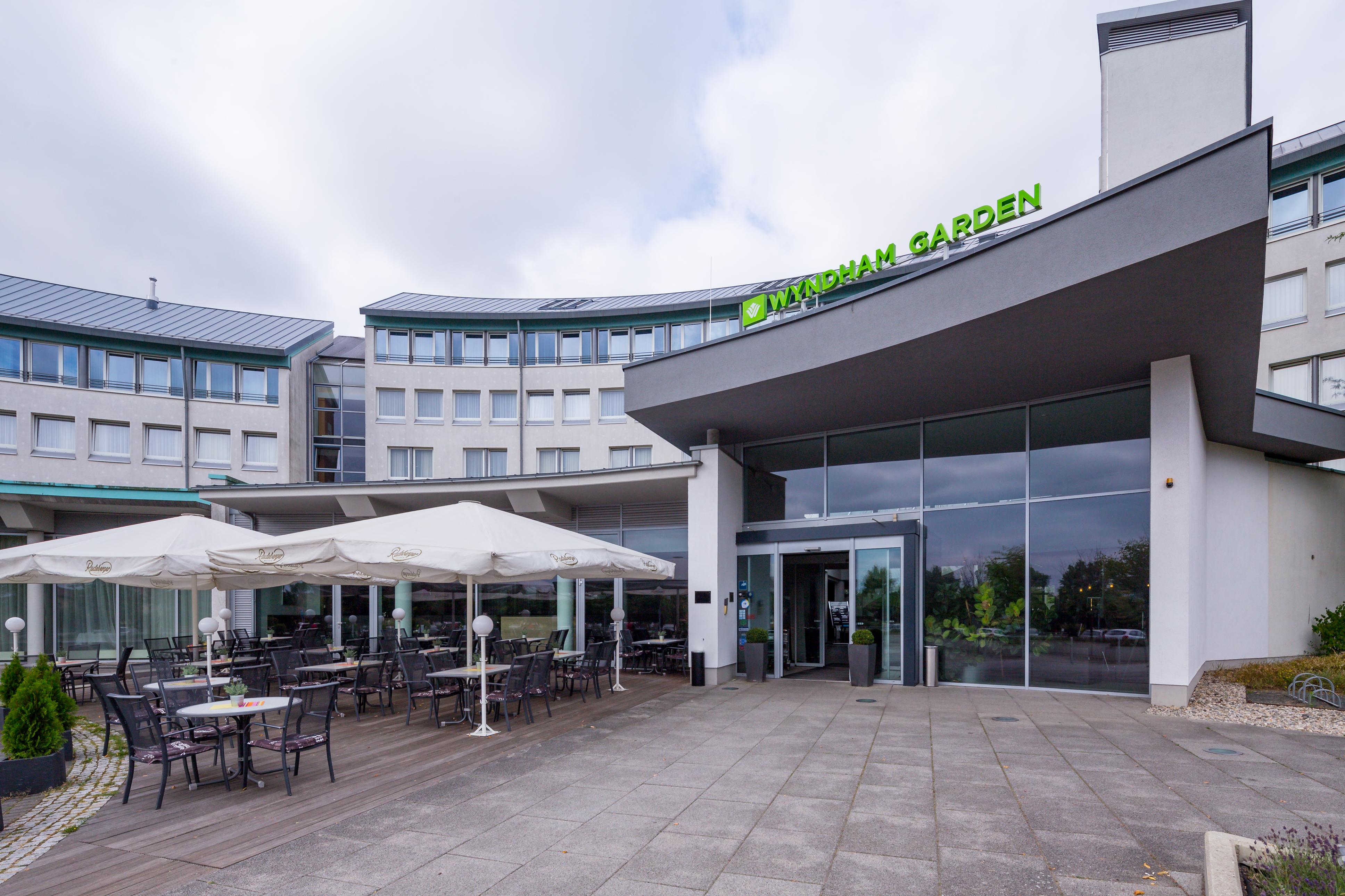 Ramada By Wyndham Dresden Hotel Exterior photo