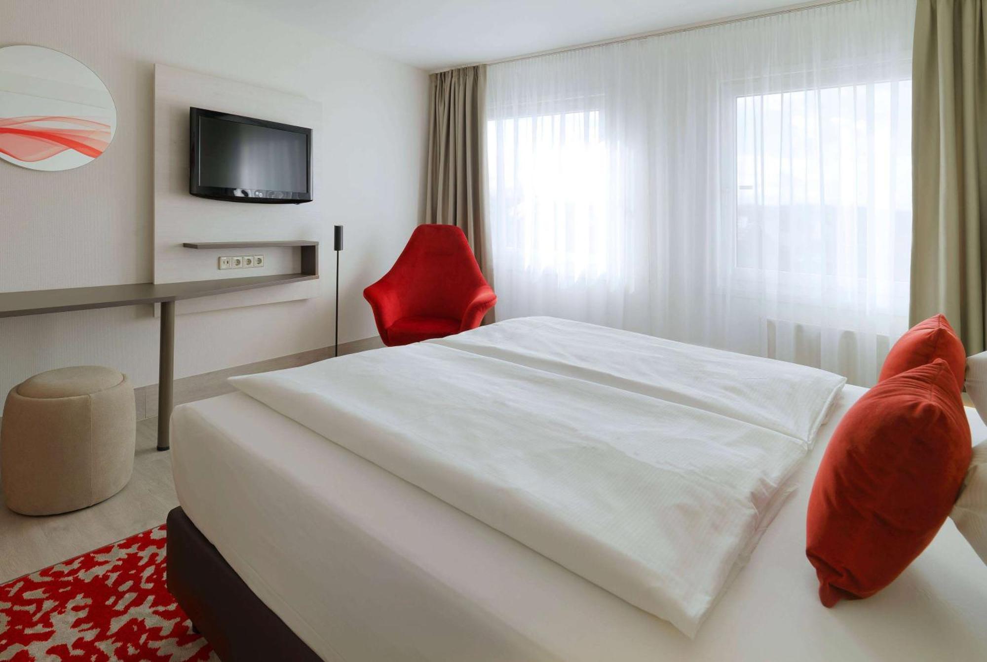 Ramada By Wyndham Dresden Hotel Exterior photo